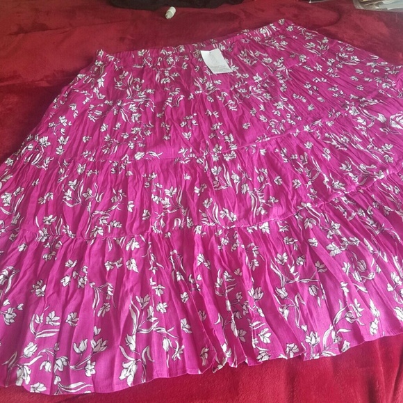 Women within Crinkle skirt - Picture 2 of 4